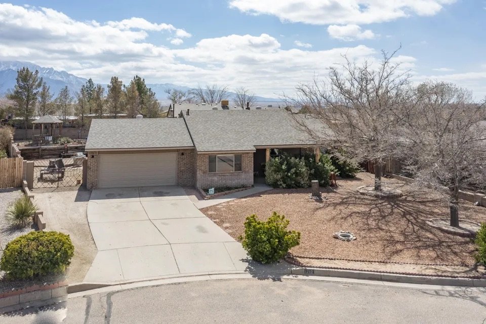 Charming 3 Bedroom Home Walking Distance to River - Image 1