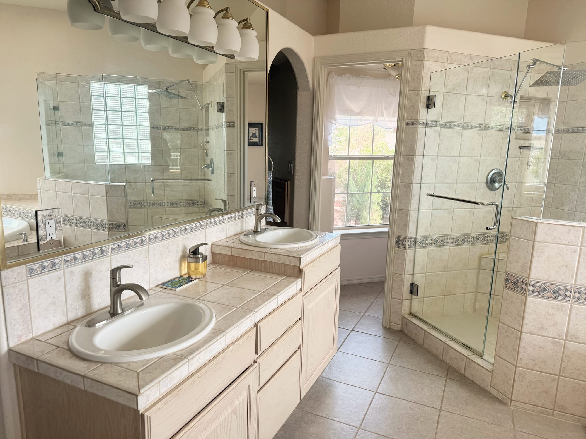 Beautiful 5 Bedroom Home Steps from the Bosque - Image 14