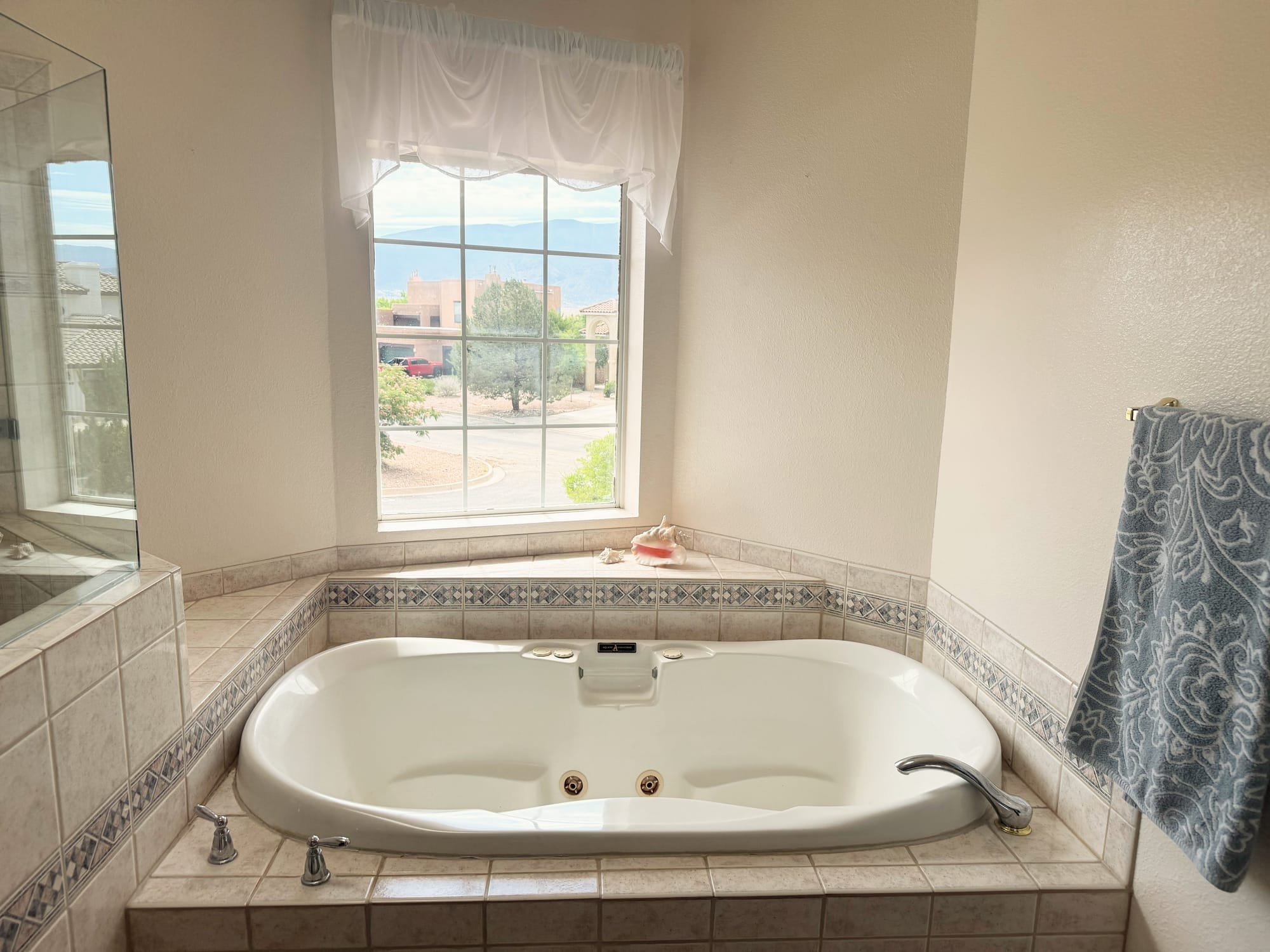 Beautiful 5 Bedroom Home Steps from the Bosque - Image 15