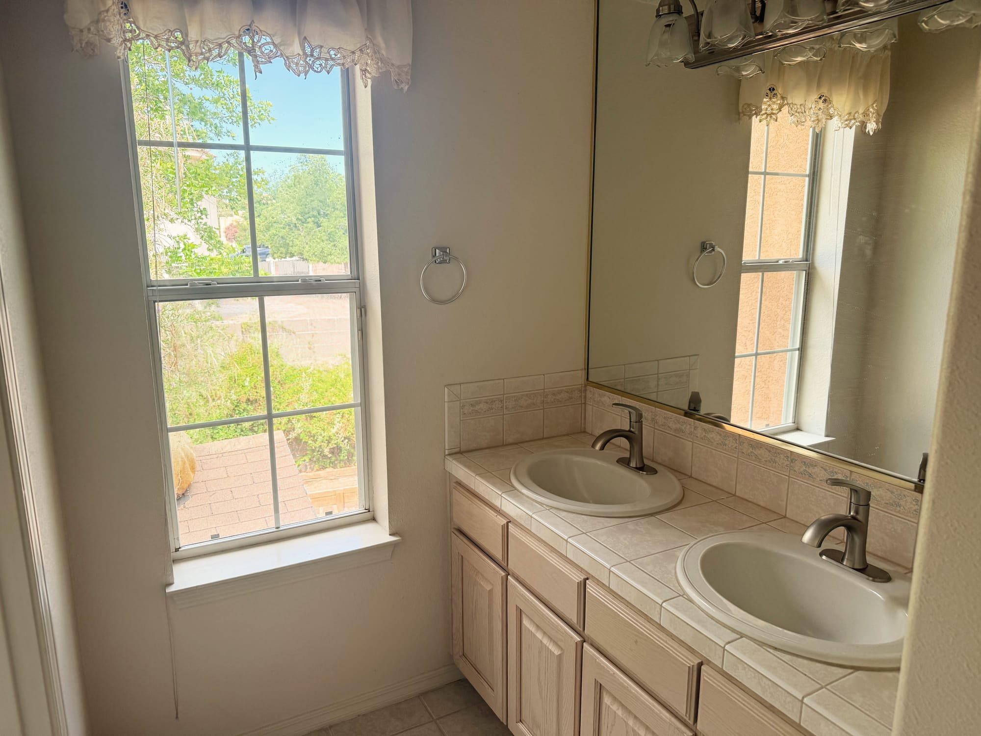 Beautiful 5 Bedroom Home Steps from the Bosque - Image 19