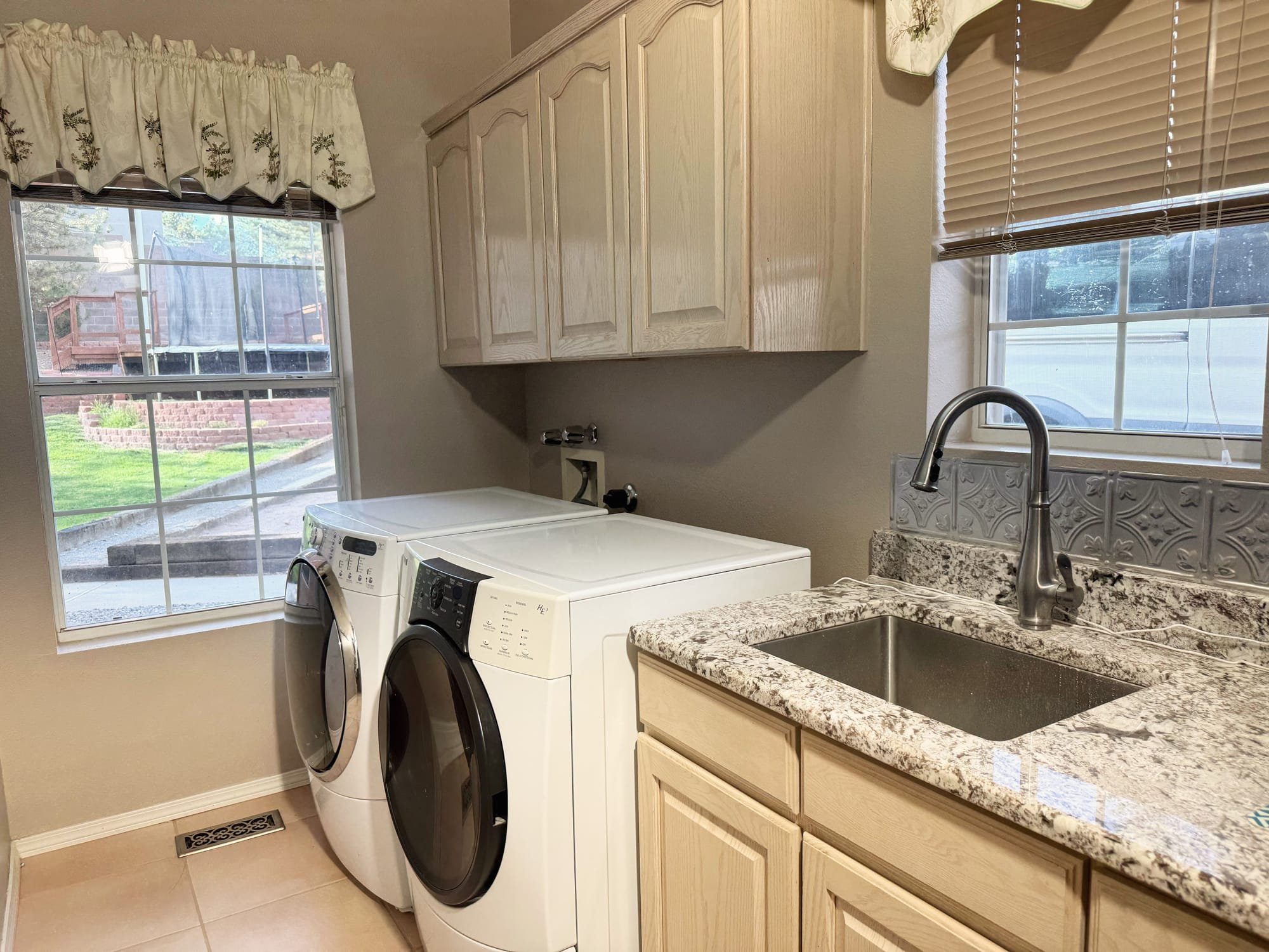 Beautiful 5 Bedroom Home Steps from the Bosque - Image 23